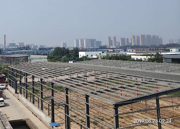 江蘇信年華工貿(mào)有限公司1#、2#廠房工程   門(mén)式鋼架施工階段.jpg